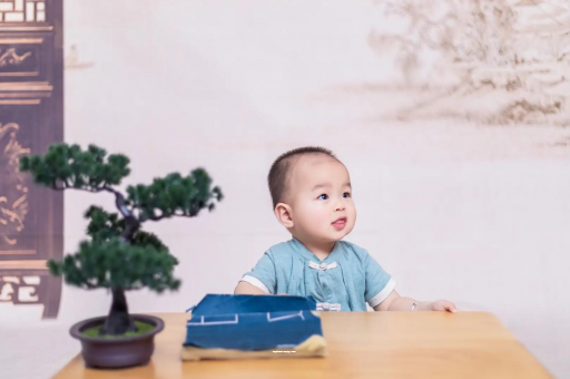 蚌埠怀孕肚子中间凹两边凸